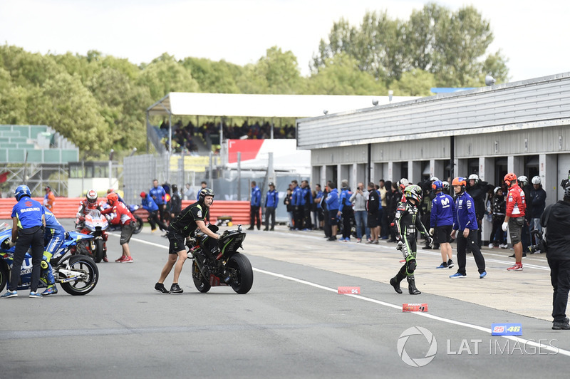 Жоанн Зарко, Monster Yamaha Tech 3, Андреа Янноне, Team Suzuki MotoGP, Хорхе Лоренсо, Ducati Team, на пітлейні після відкладення початку кваліфікації