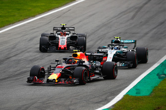 Max Verstappen, Red Bull Racing RB14, devant Valtteri Bottas, Mercedes AMG F1 W09, et Kevin Magnussen, Haas F1 Team VF-18