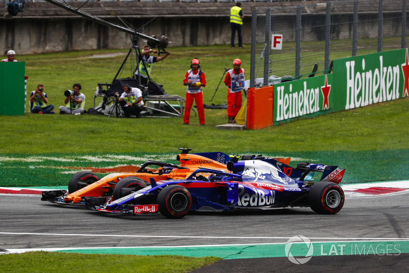 Fernando Alonso, McLaren MCL33, y Pierre Gasly, Toro Rosso STR13, batallan rueda a rueda