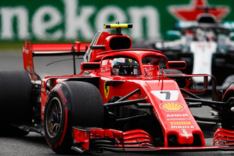 Kimi Raikkonen, Ferrari SF71H, Lewis Hamilton, Mercedes AMG F1 W09