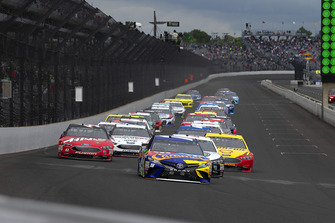 Kyle Busch, Joe Gibbs Racing, Toyota Camry M&M's Caramel and Kevin Harvick, Stewart-Haas Racing, Ford Fusion Jimmy John's New 9-Grain Wheat Sub green flag start