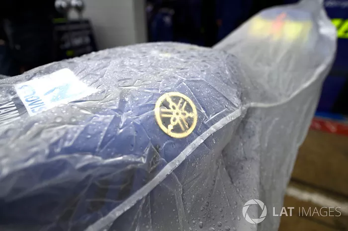 Yamaha tapada para protegerla de la lluvia durante el Gran Premio de Gran Bretaña