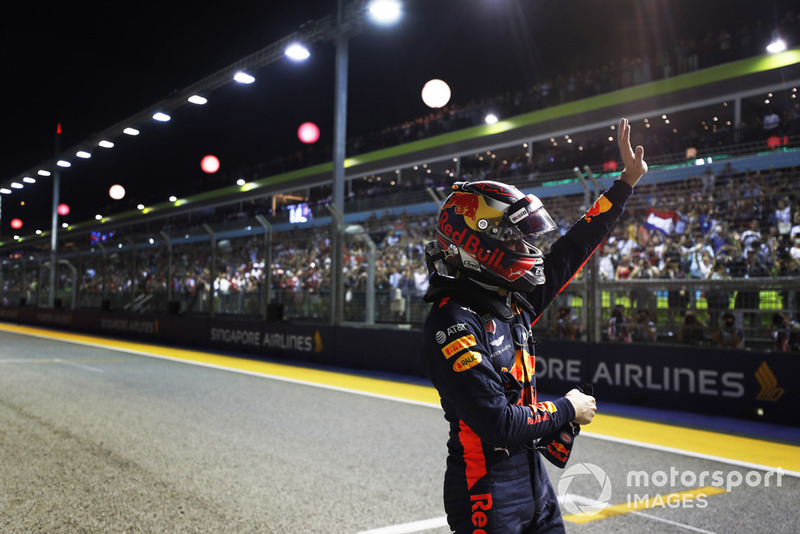 Max Verstappen, Red Bull Racing, salue la foule