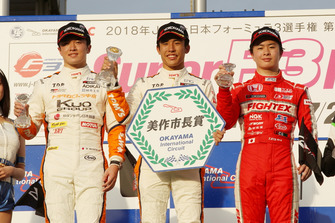 第8戦の表彰台:坪井翔(カローラ中京 Kuo TEAM TOM'S)、宮田莉朋(カローラ中京 Kuo TEAM TOM'S)、大湯都史樹(TODA RACING)