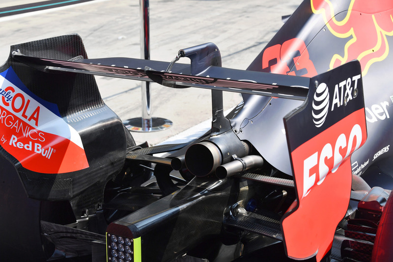 Red Bull Racing RB14 trasero y escape