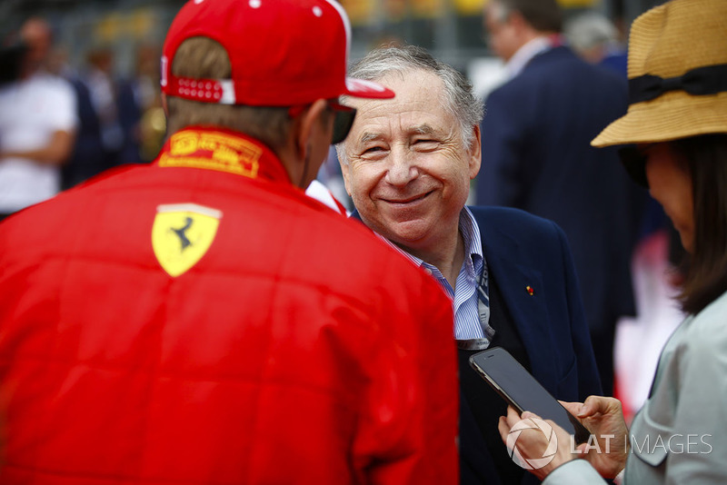 Jean Todt, Prezes FIA, rozmawia z Kimim Räikkönenem, Ferrari, na polach startowych