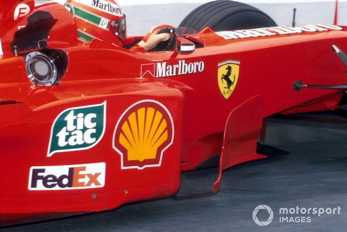 Eddie Irvine, Ferrari F399 con el ilegal bargeboard