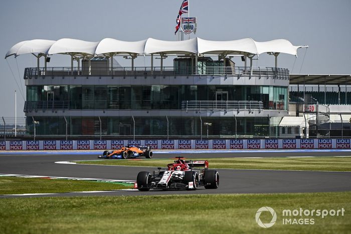 Kimi Raikkonen, Alfa Romeo Racing C39, Carlos Sainz Jr., McLaren MCL35