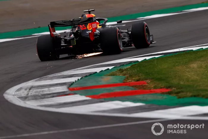Max Verstappen, Red Bull Racing RB16 sacando chispas