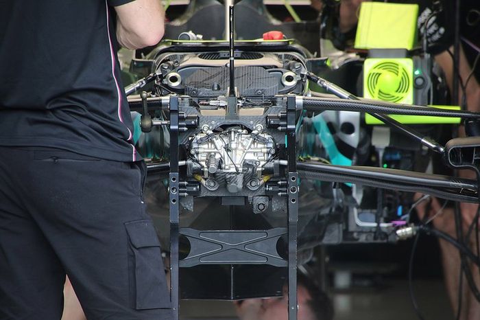 Detalle de la suspensión delantera del Mercedes F1 W11