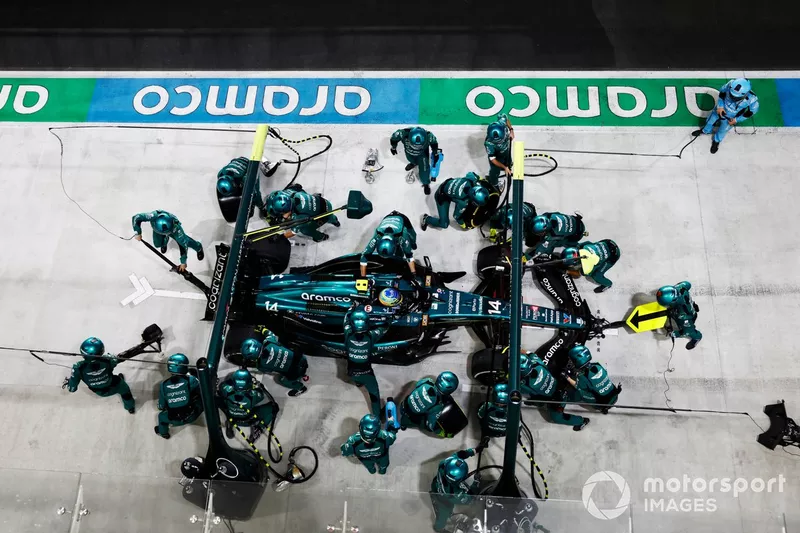 Fernando Alonso, Aston Martin AMR23, ai box