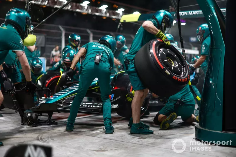 L'Aston Martin Aramco Cognizant Formula One Team effettua un pit stop nella corsia dei box