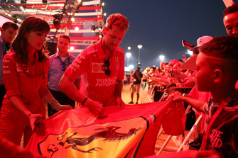 Sebastian Vettel, Ferrari, firma autografi ai tifosi