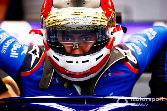Sean Gelael, Toro Rosso STR12, sube a su coche