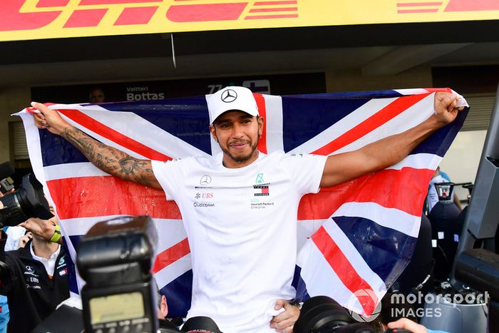 Lewis Hamilton, Mercedes AMG F1 celebra con el equipo