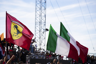 Bandiera Ferrari e bandiere italiane, nel parco chiuso