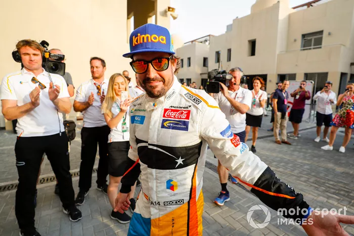 Fernando Alonso, McLaren, Entra en el garaje a los aplausos de su equipo.