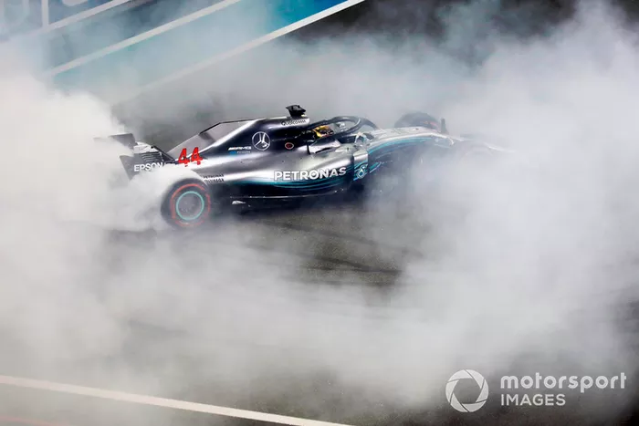 Lewis Hamilton, Mercedes AMG F1 W09 EQ Power+, realiza donas en la parrilla después de ganar la carrera.
