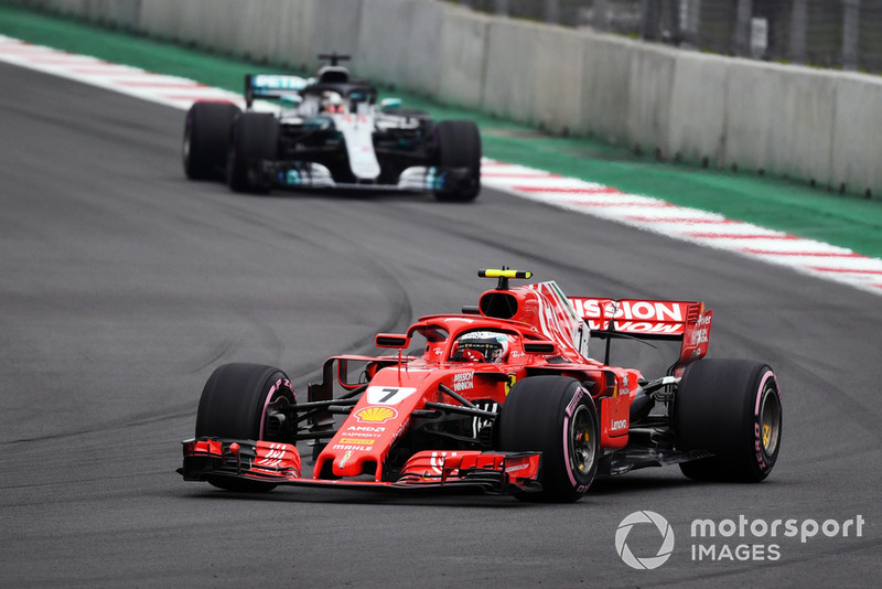 Kimi Raikkonen, Ferrari SF71H et Lewis Hamilton, Mercedes AMG F1 W09 EQ Power+