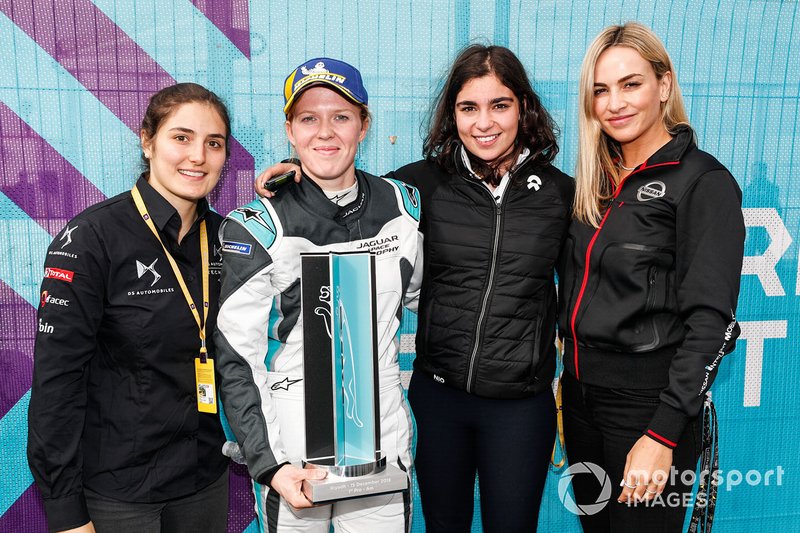 Tatiana Calderon, DS TECHEETAH, Jamie Chadwick, NIO Formula E Team, Carmen Jorda, Nissan e.Dams posent avec Alice Powell, Jaguar VIP