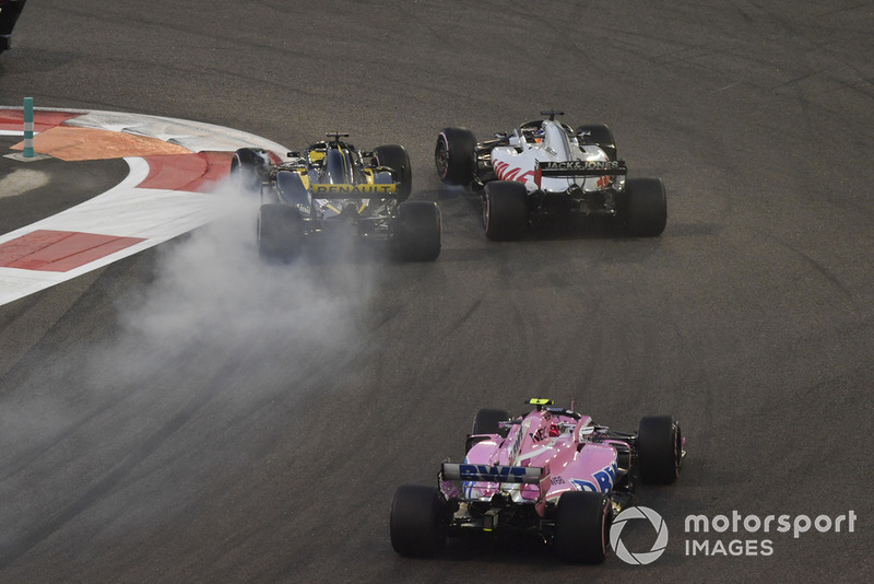 Nico Hulkenberg, Renault Sport F1 Team R.S. 18 and Romain Grosjean, Haas F1 Team VF-18 battle on lap one 