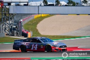 Kevin Magnussen, Haas F1 Team, y Romain Grosjean, Haas F1 Team, se turnan para pilotar en una NASCAR con Tony Stewart