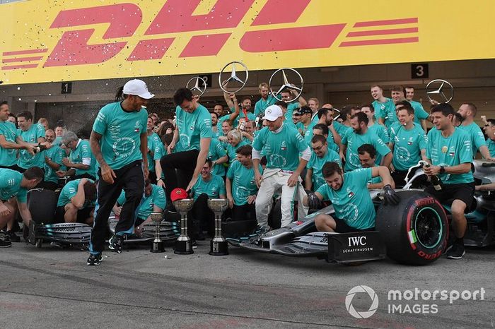 El equipo Mercedes celebra su sexto Mundial de constructores consecutivo