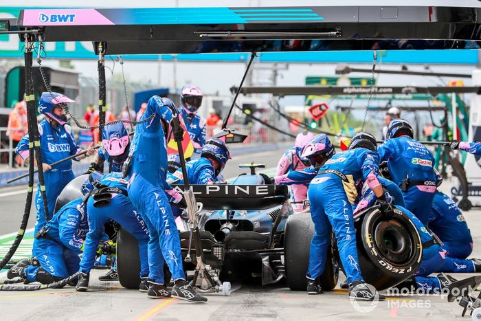 Esteban Ocon, Alpine A522, pit stop