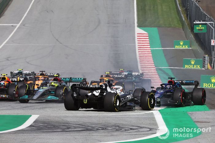 Pierre Gasly, AlphaTauri AT03, hace un trompo en la salida