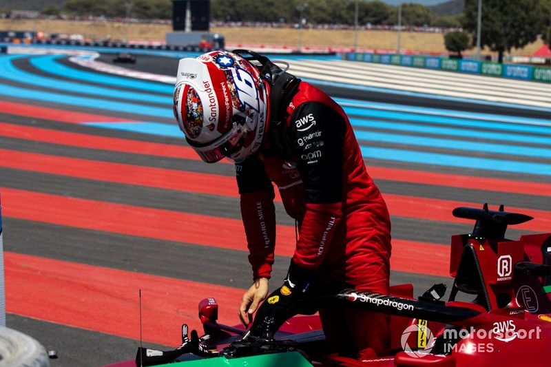 Charles Leclerc, Ferrari F1-75, sale de su coche tras estrellarse en Le Beausset