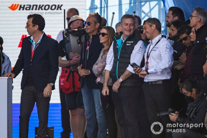 Alberto Longo, Director General Adjunto, Director del Campeonato, Fórmula E, Alejandro Agag, Presidente, Fórmula E, Jamie Reigle, Director General, Fórmula E, en la ceremonia del podio.