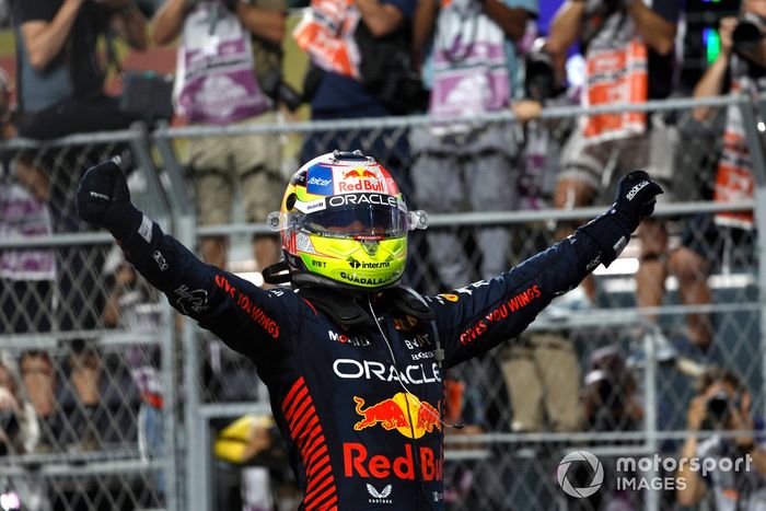 Sergio Pérez, Red Bull Racing, 1ª posición, celebra en Parc Ferme