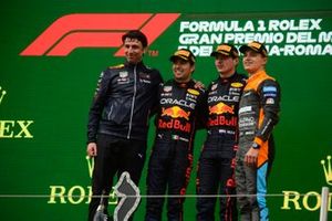 Podio: segundo lugar Sergio Pérez, Red Bull Racing, ganador Max Verstappen, Red Bull Racing, tercer lugar, Lando Norris, McLaren