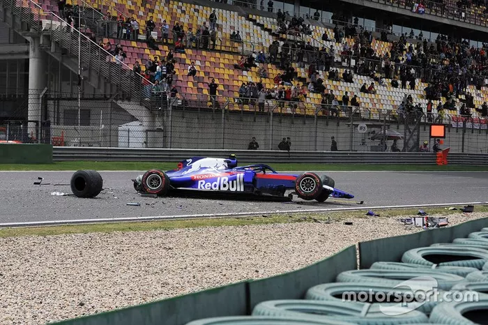 El coche chocado de Alexander Albon, Toro Rosso STR14  durante la práctica tres