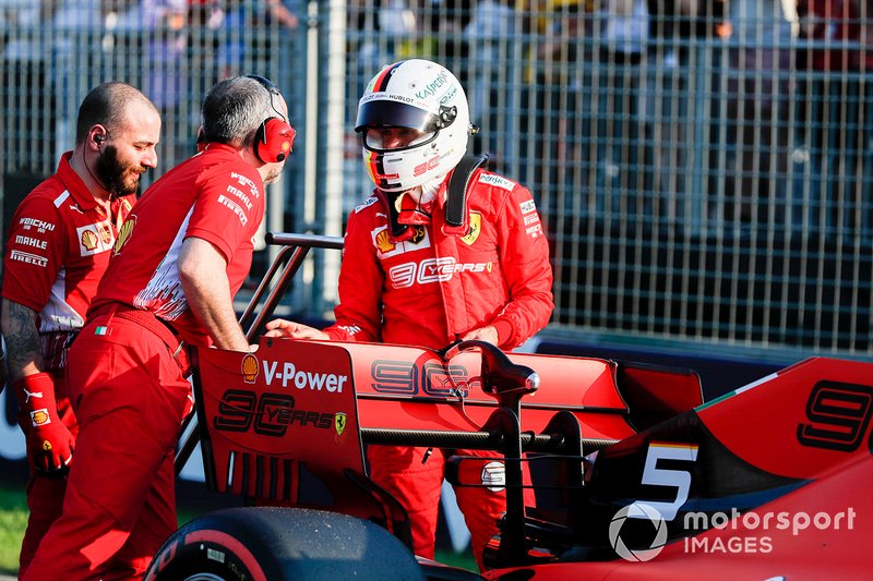 Sebastian Vettel, Ferrari SF90, con dei meccanici dopo la qualifica