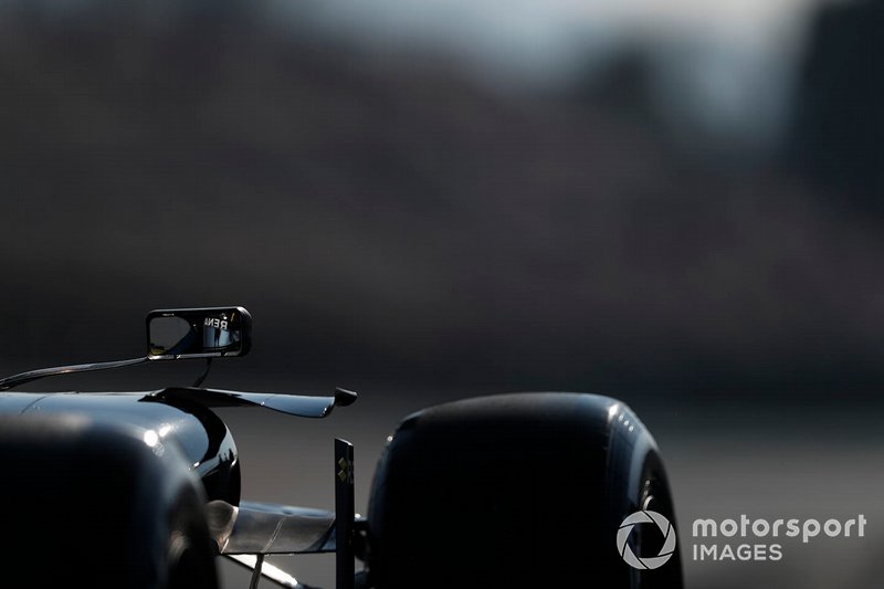 Nico Hulkenberg, Renault F1 Team R.S. 19 mirror reflection