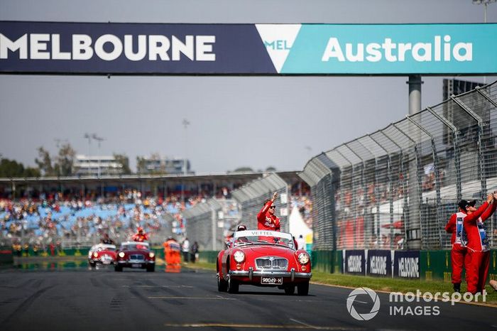 Sebastian Vettel, Ferrari, en el desfile de pilotos