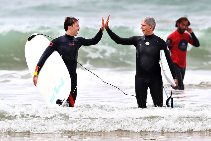 Pierre Gasly, Red Bull Racing surfeando con Damon Hill