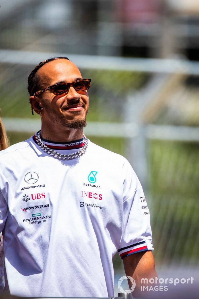 Lewis Hamilton, Mercedes W13, en el desfile de pilotos  