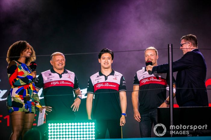 Frederic Vasseur, director del equipo Alfa Romeo Racing, Zhou Guanyu, equipo Alfa Romeo F1, Valtteri Bottas, equipo Alfa Romeo F1, Naomi Schiff, Sky TV y David Croft, Sky TV
