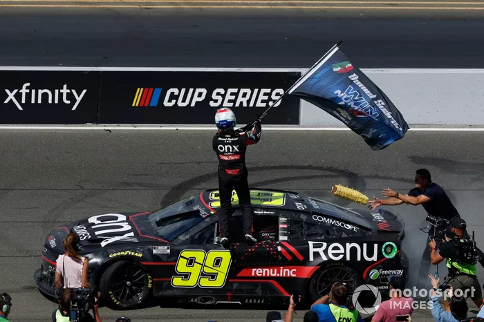 Daniel Suárez, TrackHouse Racing, Onx Homes / Renu Chevrolet Camaro celebra su primera victoria