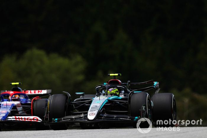 Lewis Hamilton, Mercedes F1 W15, Yuki Tsunoda, RB F1 Team VCARB 01