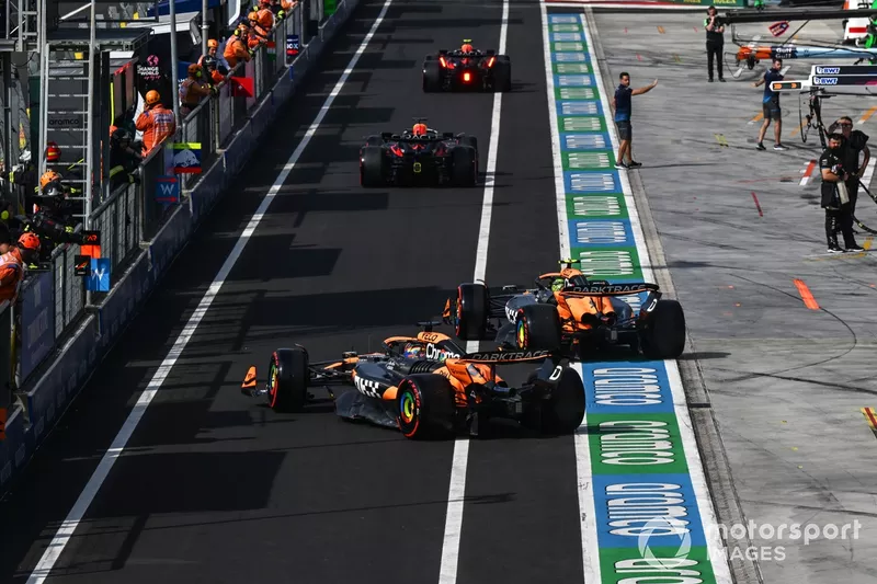 Oscar Piastri, McLaren MCL38, Lando Norris, McLaren MCL38, sont libérés dans la voie rapide.