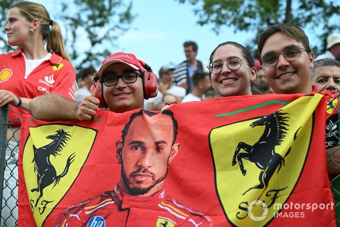 Los tifosi muestran su apoyo a la Scuderia Ferrari