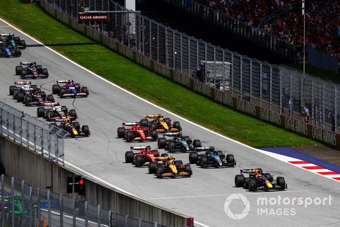 Max Verstappen, Red Bull Racing RB20, Lando Norris, McLaren MCL38, George Russell, Mercedes F1 W15, Carlos Sainz, Ferrari SF-24, Lewis Hamilton, Mercedes F1 W15, el resto de la parrilla en la primera vuelta.