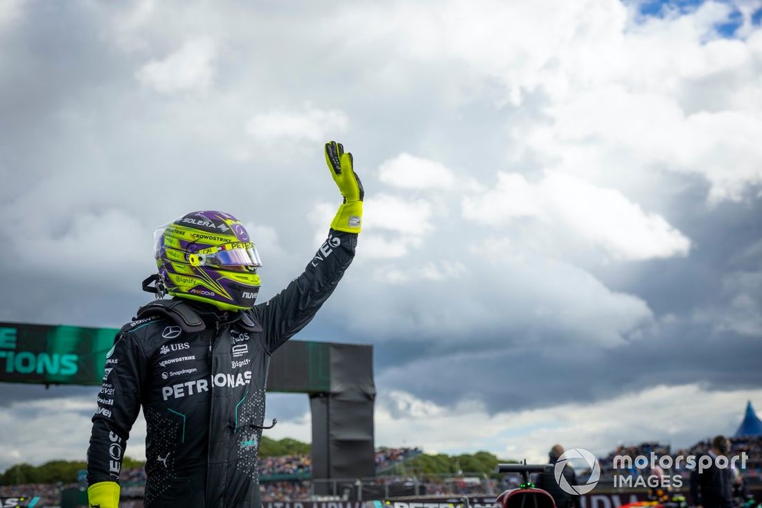 Lewis Hamilton, Mercedes-AMG F1 Team, macha do fanów pod koniec kwalifikacji