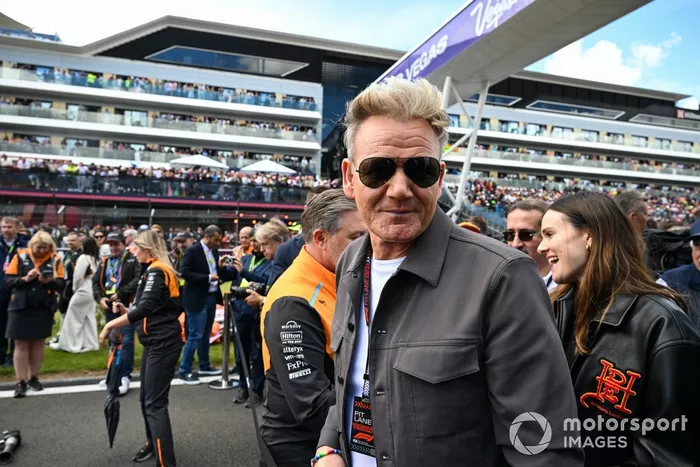 El chef televisivo Gordon Ramsay en la parrilla