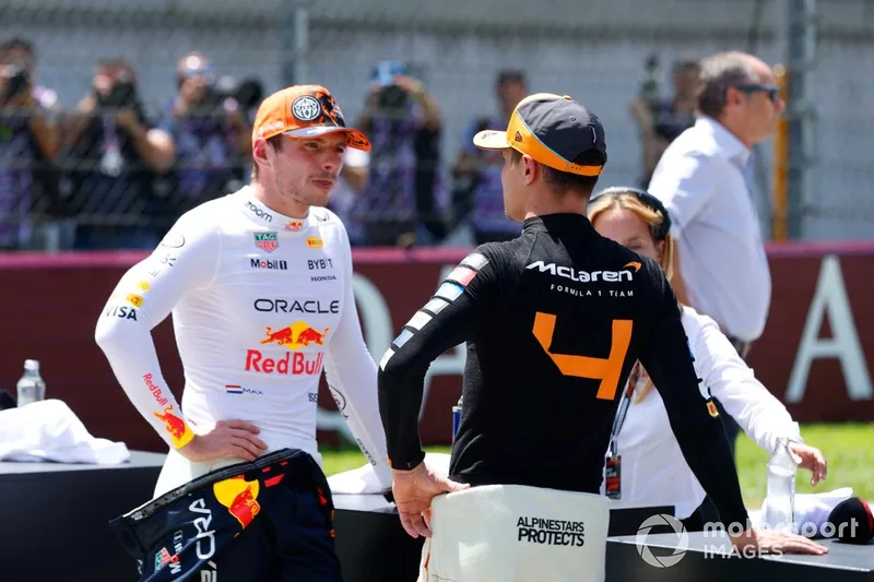 Max Verstappen, Red Bull Racing, 1ère position, Lando Norris, McLaren F1 Team, 3ème position, discussion après le Sprint