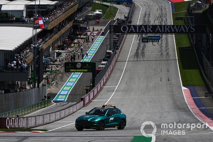 O carro médico em pista no início do Sprint