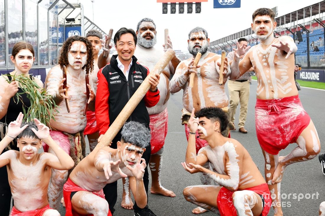 Ayao Komatsu, dyrektor zespołu, Haas F1 Team z tradycyjnymi wykonawcami